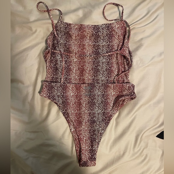 SOLD Benoa Bruna Iwa One Piece - Picture 2 of 3